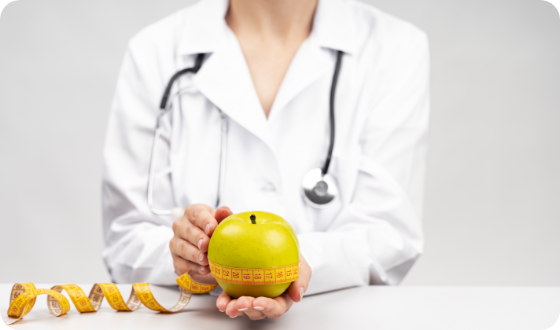 nutritionist-woman-holding-apple